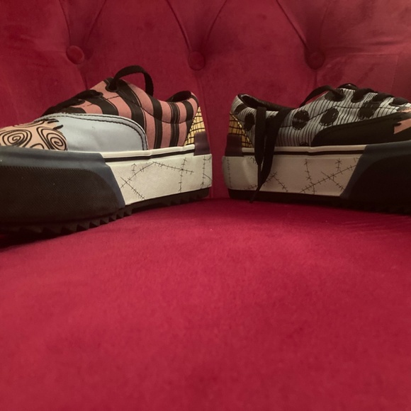 NWT Disney “Sally/Nightmare Before Christmas” Vans tennies in box - Picture 2 of 5